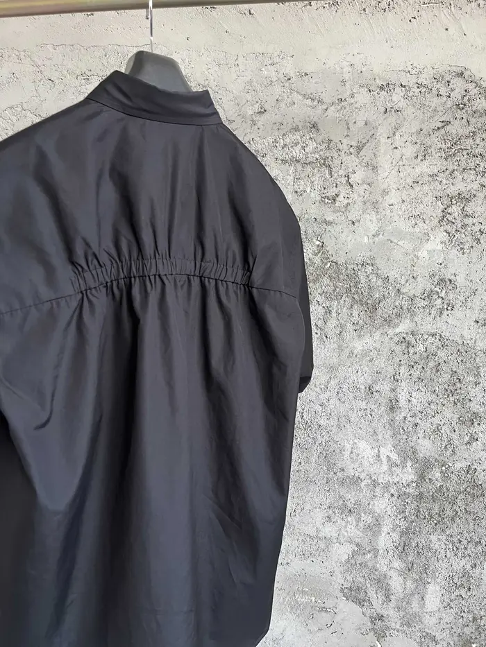 Un niche de créateurs originaux de chemises à manches courtes avec une silhouette de manches cinq-qu