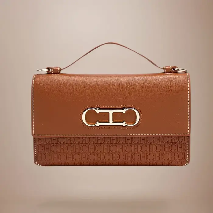 Sac à main en cuir premium CH avec monogramme en relief, fermoir métallique, poignée portable, silho