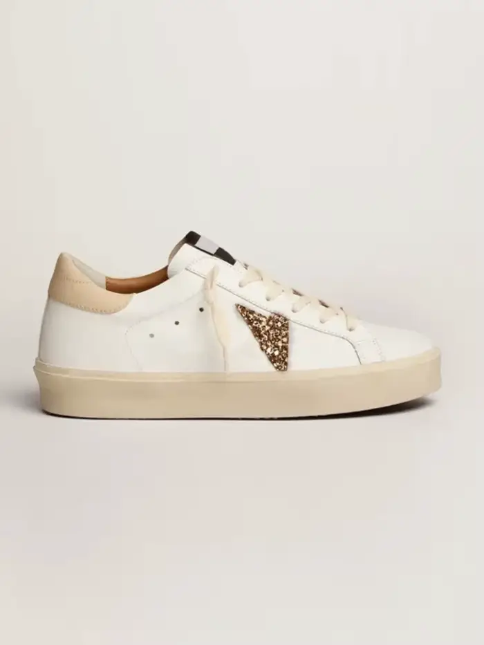 Baskets streetwear délavées, contraste de couleurs audacieux, look urbain