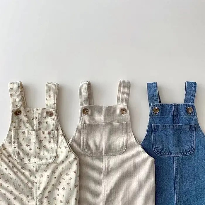 Salopette en coton doux pour bébé avec motif floral et pantalon denim collection automne confortable et élégante pour bébés filles et garçons occassions spéciales et journées fraîches