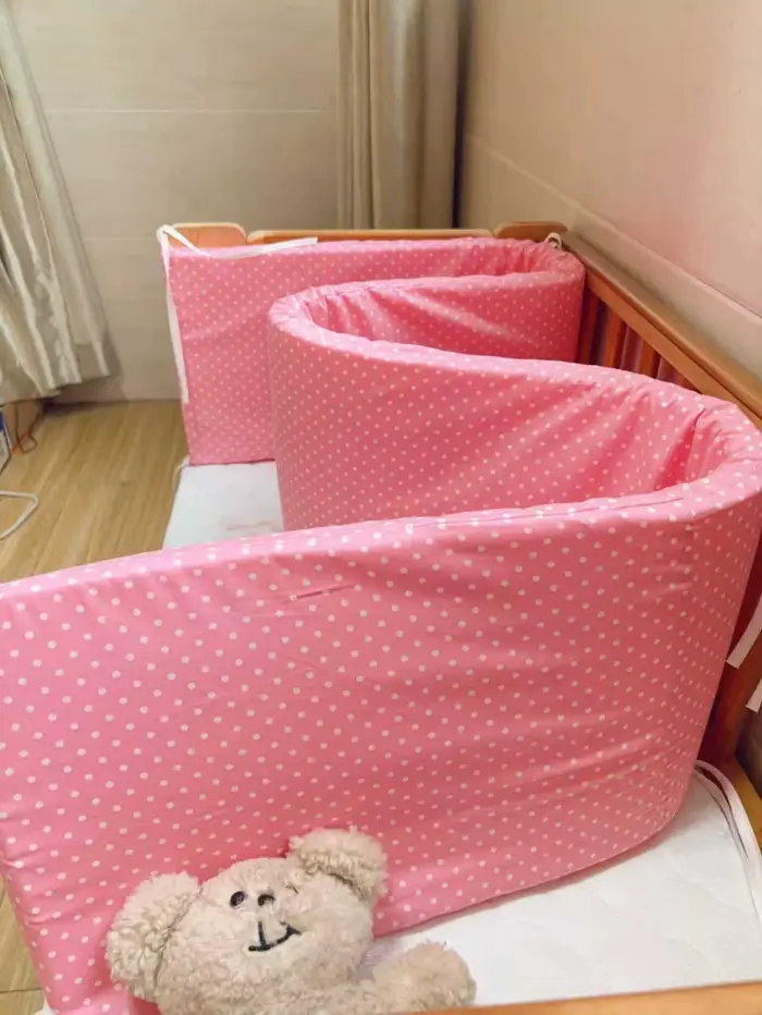 Protecteur de lit de bébé en coton imprimé avec fermeture éclair pour sécurité et confort de nouveau-né à offrir pour naissance ou baptême