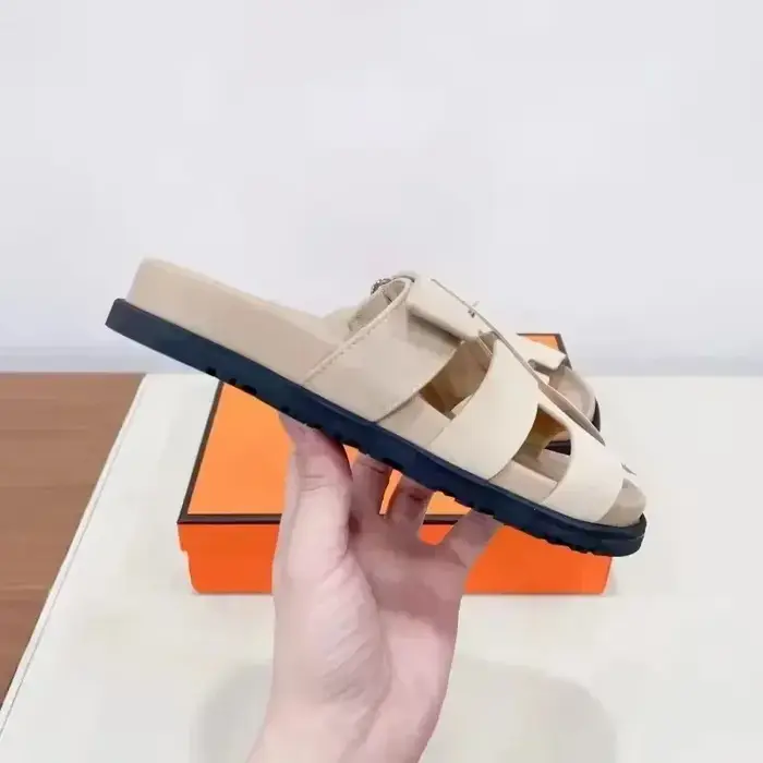 Sandales élégantes en cuir marron : qualité supérieure, confort et design moderne.