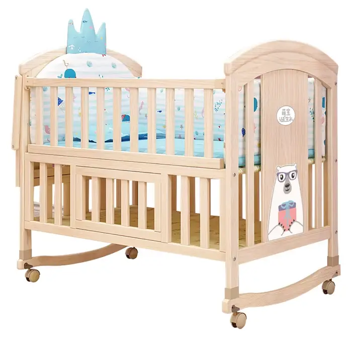 Lit bébé multifonctionnel en bois massif avec mobile, table à langer et moustiquaire pour sécurité et confort optimal occasions spéciales