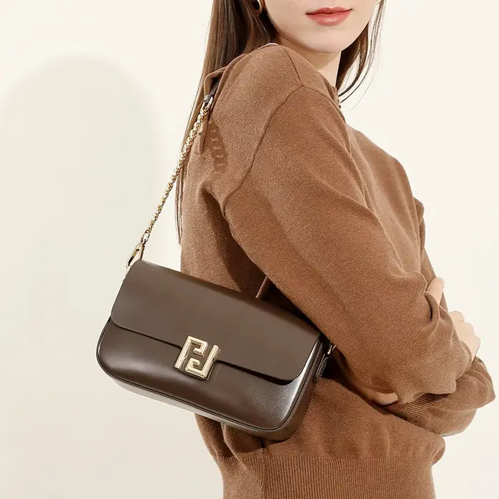 Sac carré en cuir de vache lisse pour femmes – Sac à bandoulière élégant sous les bras pour filles p