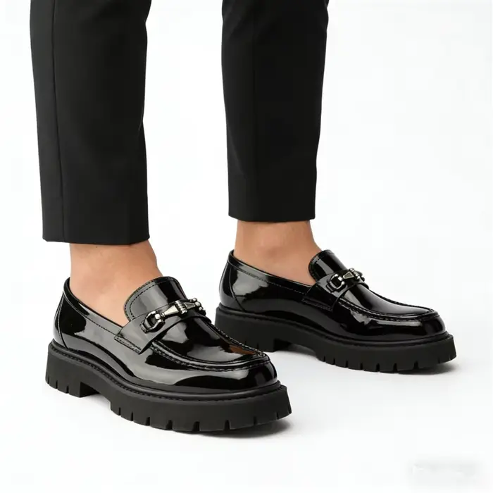 Chaussures en cuir pour hommes à décoration métallique, grande taille, style mode, à talon épais et 