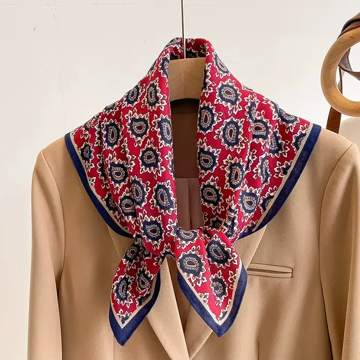 Écharpe carrée en imitation soie motif cajou muté élégante pour femmes voyage quotidien sorties festives