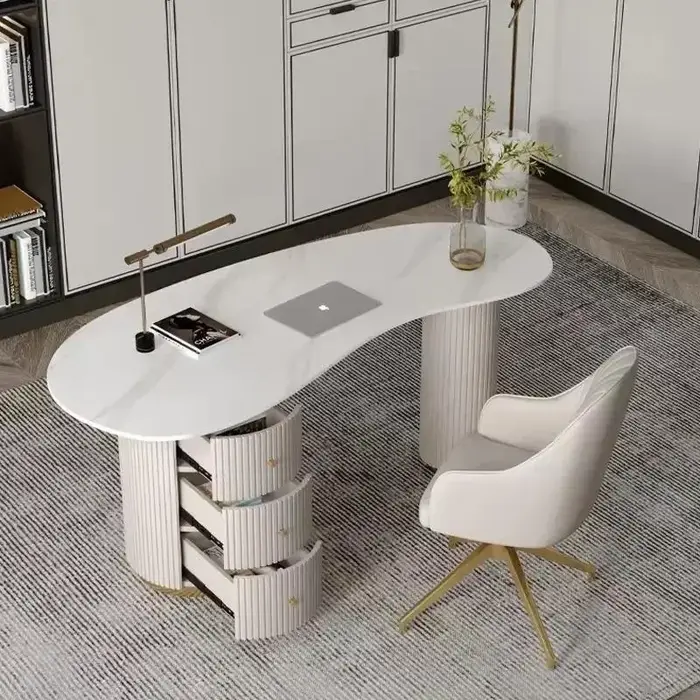 Une bureau d'ordinateur de bureau irrégulier en dalle de roche de luxe légère, bureau design, salon 