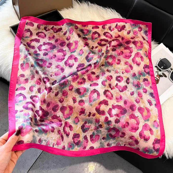 Écharpe en soie pour femme avec motifs floraux, polyvalente pour être utilisée comme foulard, bandana, hijab, châle ou bandeau pour cheveux, élégante et sophistiquée pour toutes les occasions