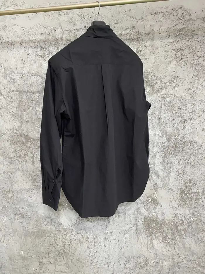 Un concepteur indépendant d'une chemise longue à col feuilles foncées