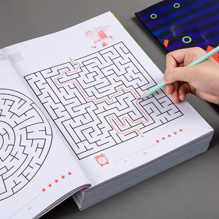 Livre de jeux de labyrinthes pour enfants de 32 pages pour l'entraînement à la concentration des élè
