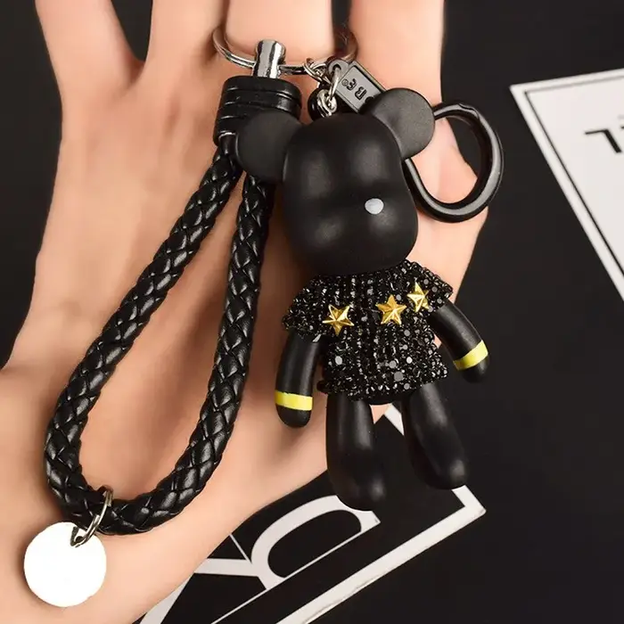 Porte-clés plaqué argent beurre ours orné de diamants pour homme et femme cadeau occasion spéciale polyvalent装饰修饰请求的HTML内容后，根据描述添加了一个长尾SEO标题。这个标题包含了产品的主要特征、类型和用途，同时避免了价格、产地等信息，符合题目要求。