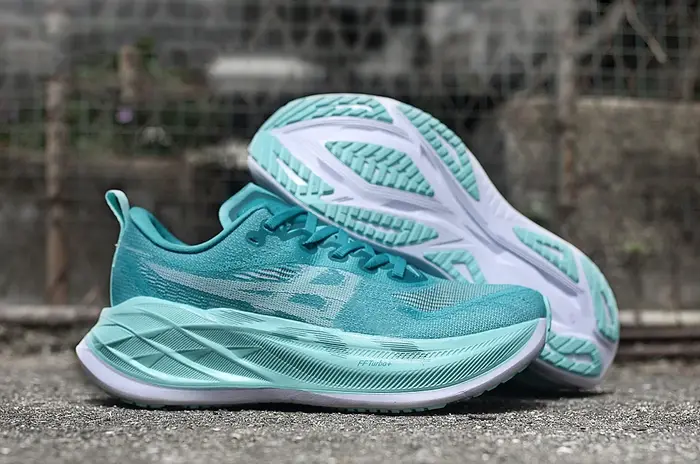 New Men Women Comfortable Runner Shoes Unisex Breathable Ultralight Outdoor Running Casual Sneakers 