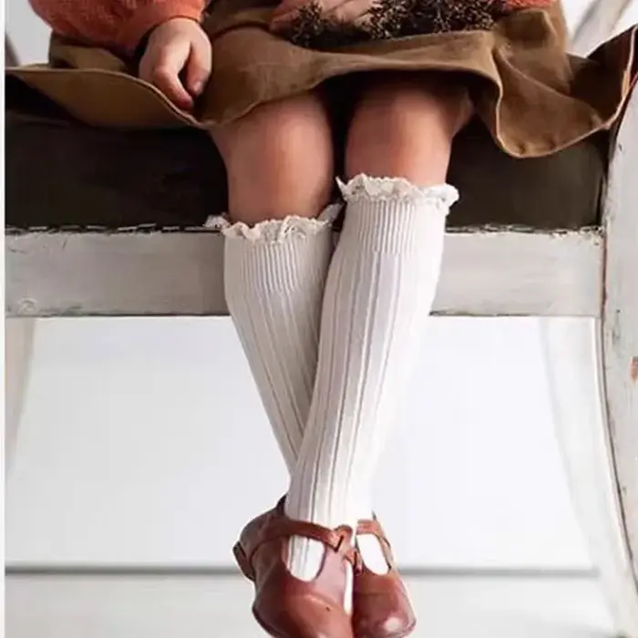 Chaussettes hautes à volants pour enfants, chaussettes longues en coton doux pour tout-petits, unifo