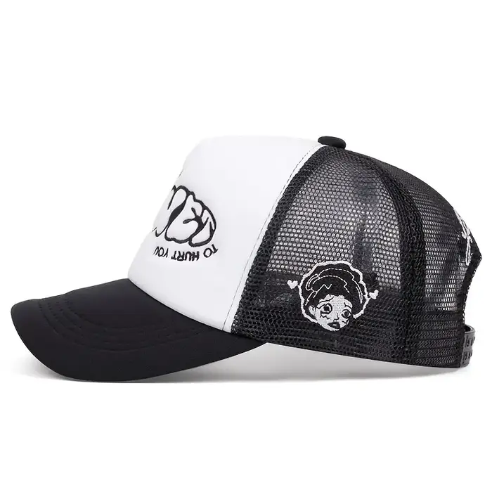 Une petite fille avec un visage qui pleure, une casquette de baseball brodée en éponge, une casquett