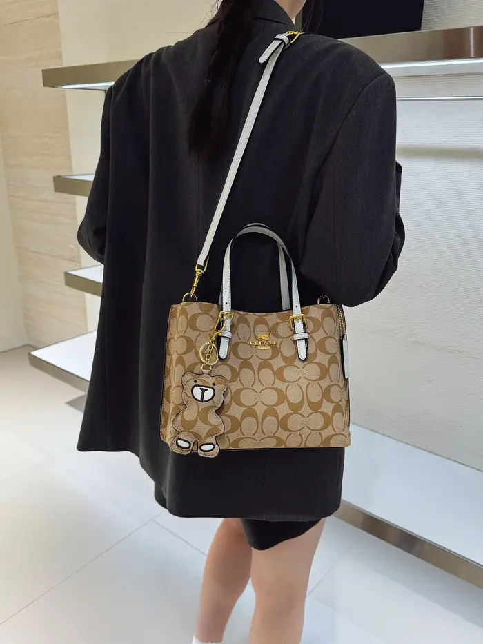 Sac à langer en cuir texturé de luxe avec un design classique et un intérieur spacieux, parfait pour