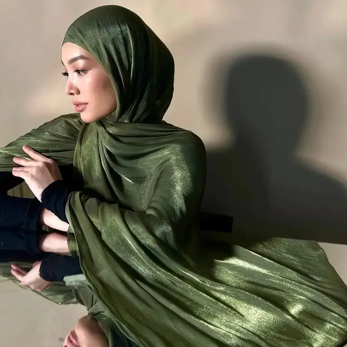 Le plus récent châle malaisie femmes plissé paillettes châle plaine musulman plissé miroitant en mou