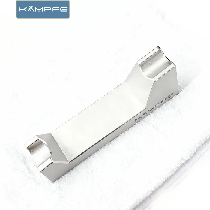 Le support de rasoir KAMPFE en aluminium léger et durable convient à une variété de rasoirs.