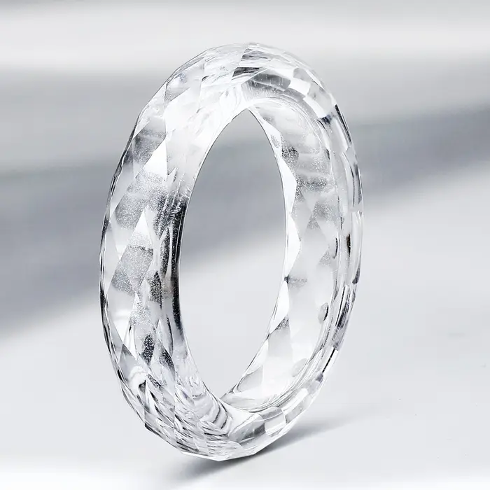 Eme jewe Bague en saphir blanc cultivé en laboratoire adaptée à un usage quotidien.