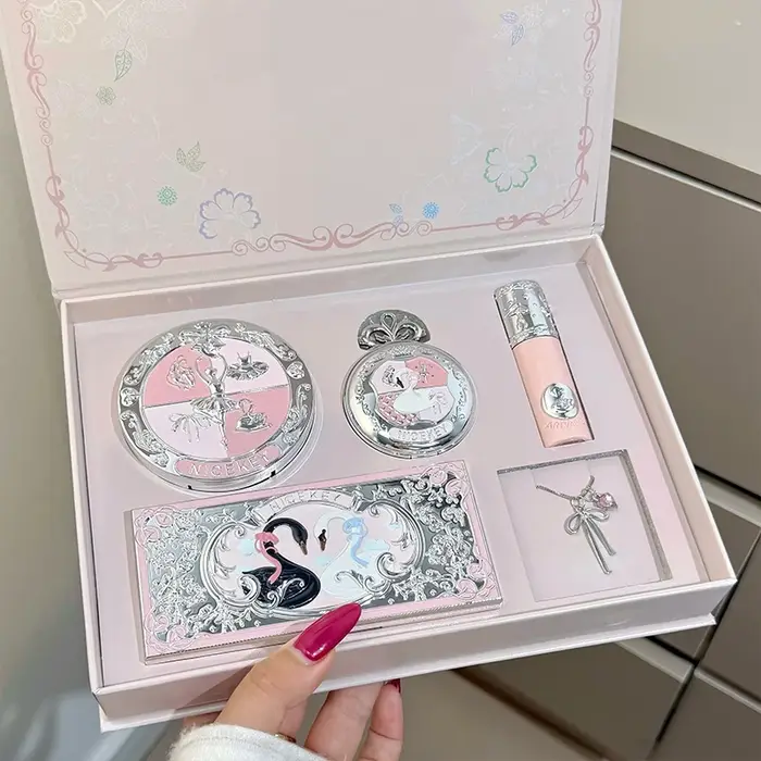 Coffret de maquillage NICEKEY comprenant 1 rouge à lèvres, 1 poudre pressée, 1 poudre illuminatrice,