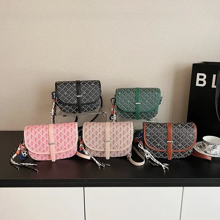 Sac seau élégant pour femme en similicuir avec fermeture à cordon et détail pompon, taille compacte 