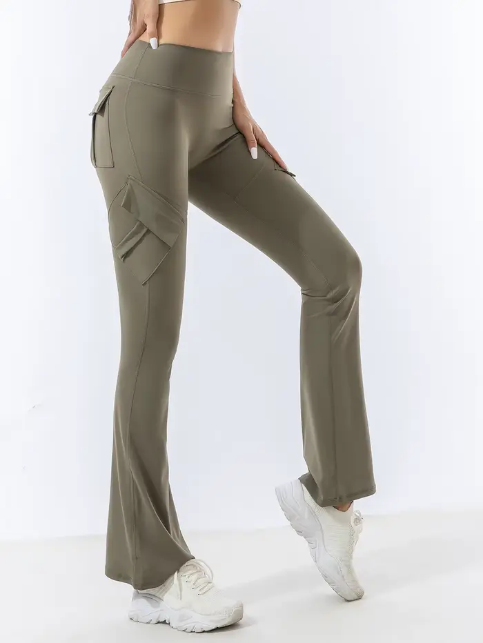 Les pantalons de yoga à poches peuvent être portés sur des pantalons légèrement évasés taille haute 
