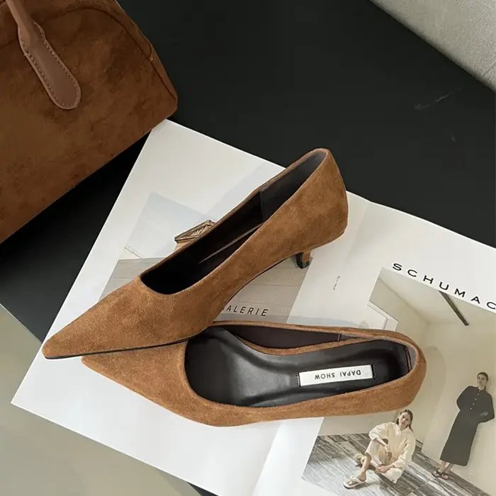 Chaussures de printemps 2026 pour femmes, escarpins fins à talons bas, élégants en daim, à bout poin