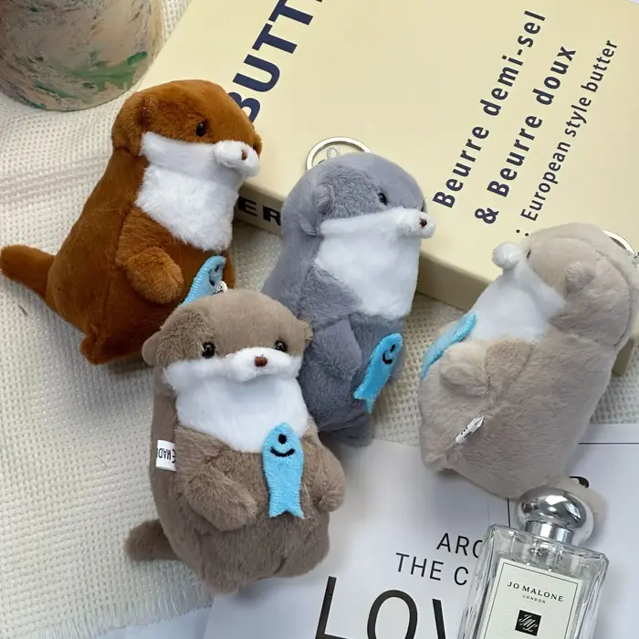 Mignon petite loutre câlin poisson en peluche poupée pendentif poupée cadeau mignon fille coeur port